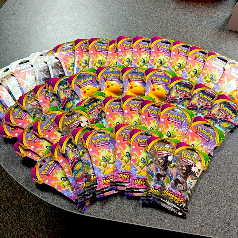 50 packs of Vivid Voltage Pokémon Trading Cards